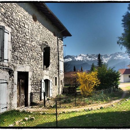 Vieux Corps De Ferme Datant De 1675 Crolles Exterior photo