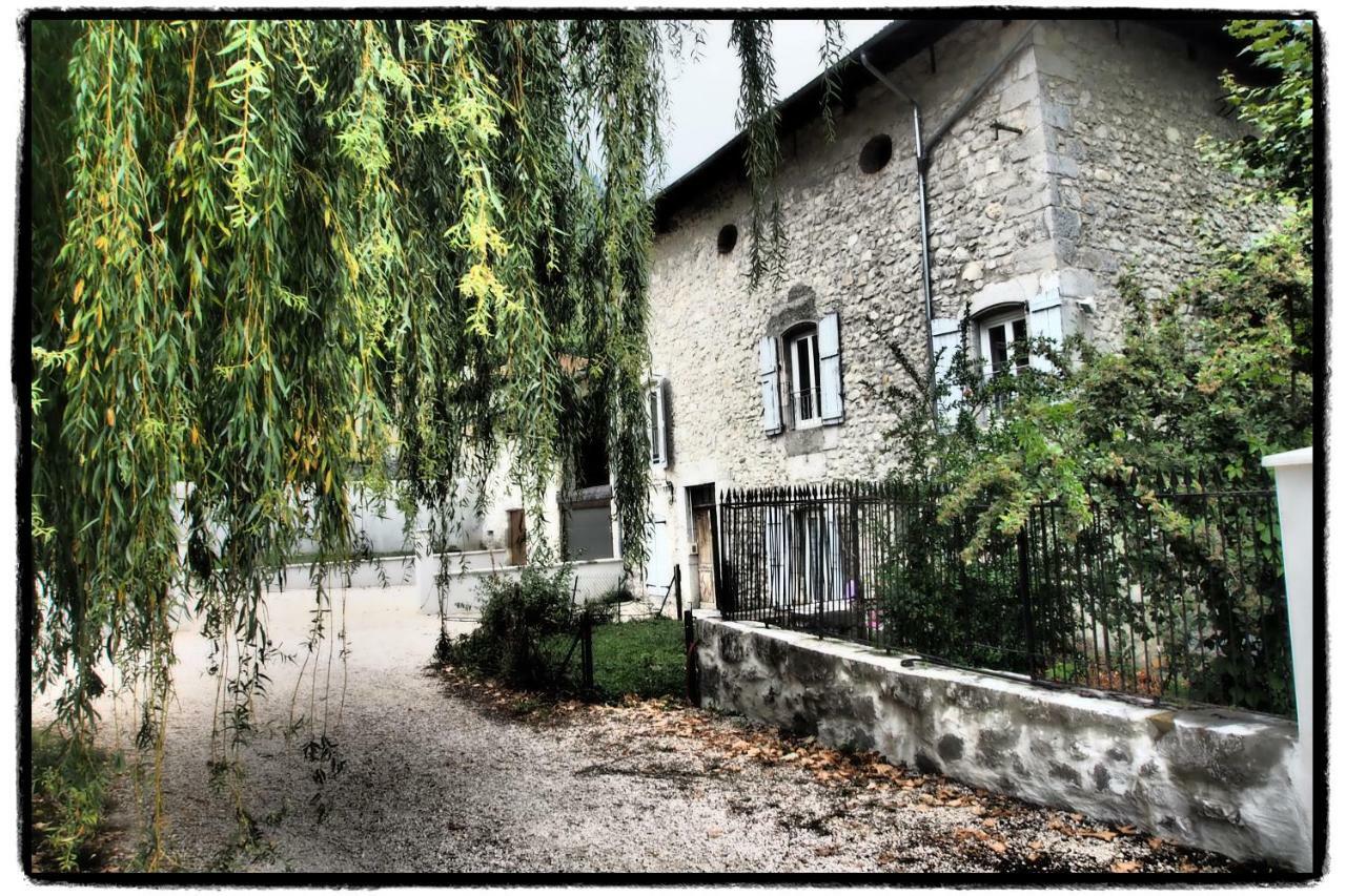 Vieux Corps De Ferme Datant De 1675 Crolles Exterior photo